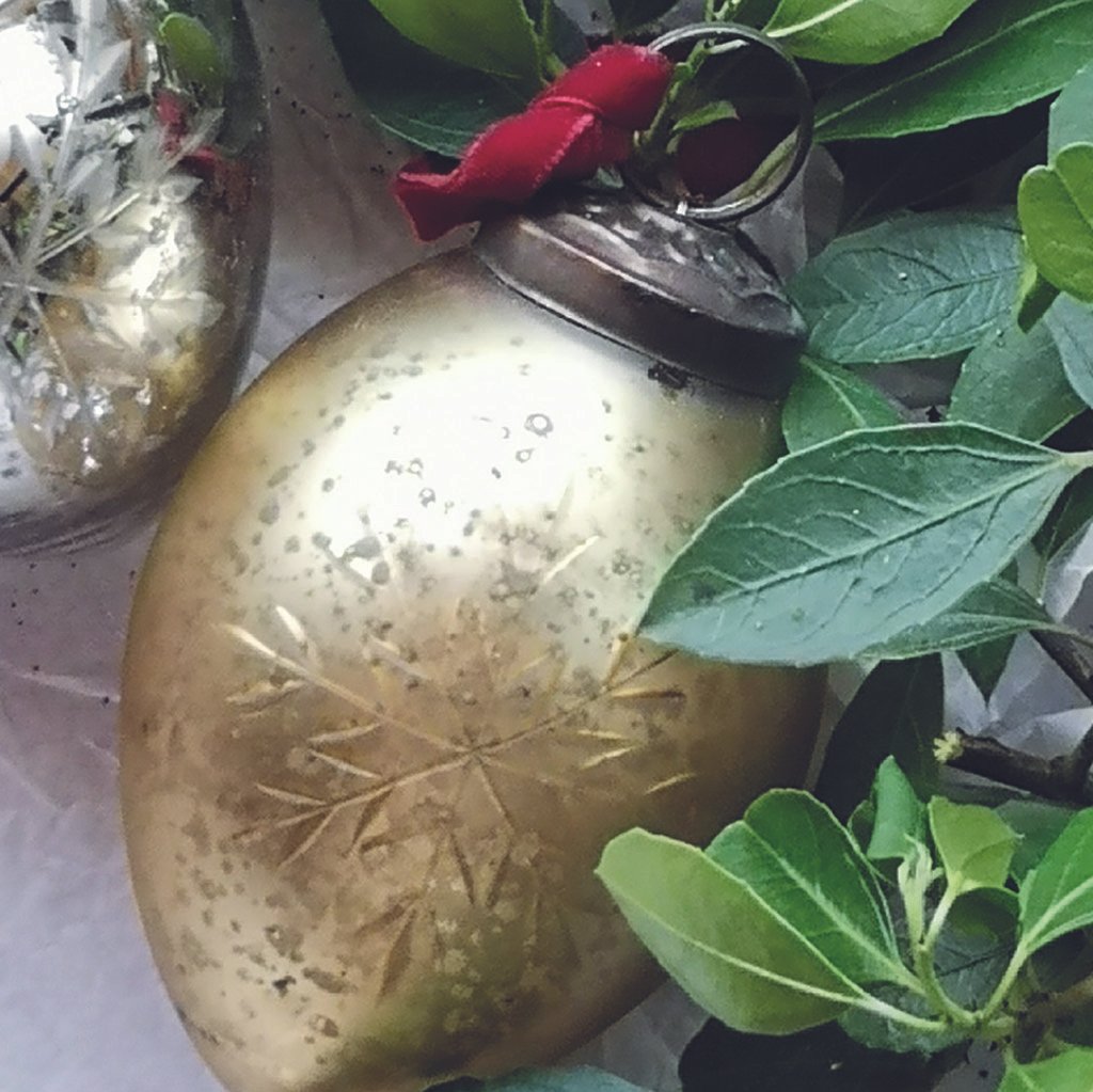 Casa_Verde_Glass_Egg_Decoration_etched_Antique_Gold