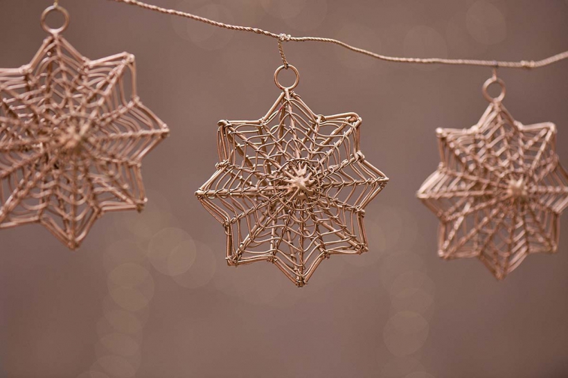 Nkuku_Ngoni_Wire_Star_Garland_lifestyle