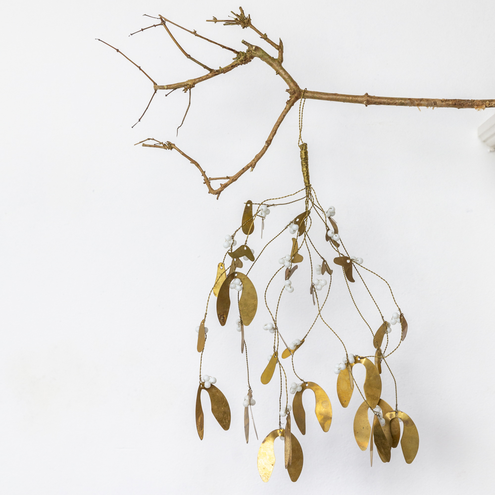 Grand_Illusions_Mistletoe_Gold_White_Berry_Spray_New