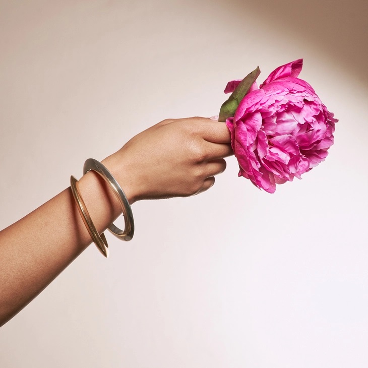 AARVEN_Cosmic_Bangle_Recycled_Brass_Lifestyle_1