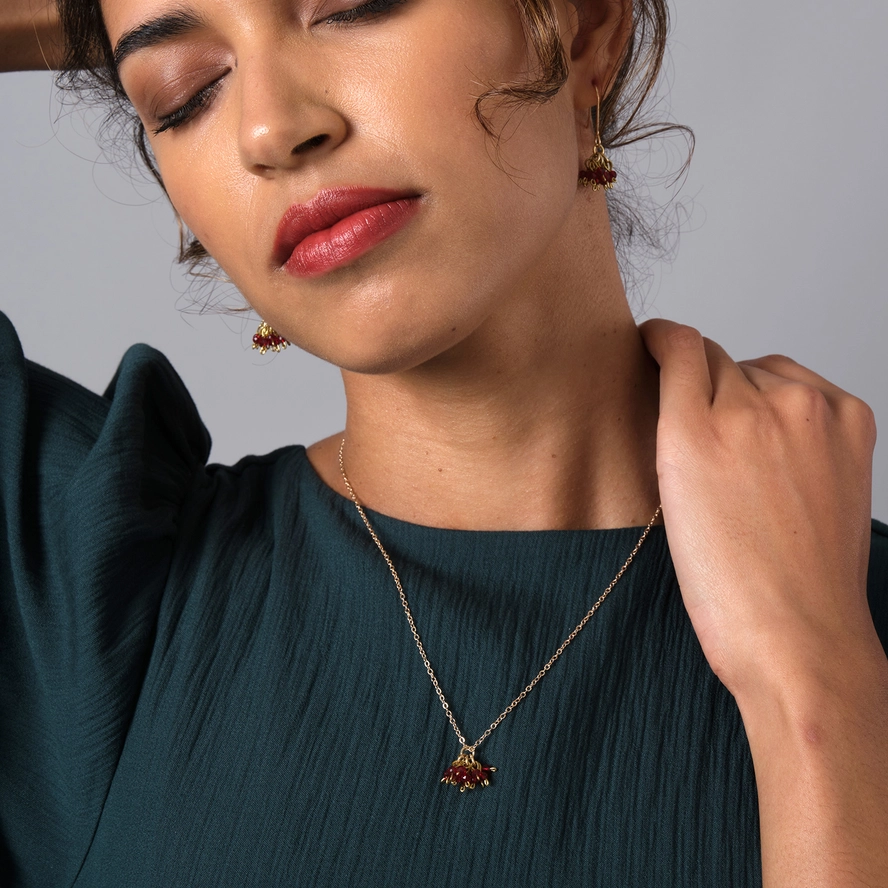 Elizabeth Cluster Pendant Necklace - Red - Image 2